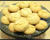 Un piatto di biscotti con farina di mandorle, spolverati di zucchero a velo, invitano a un momento di dolcezza.