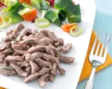 Straccetti di vitello teneri e saporiti, guarniti con rosmarino, accompagnati da un'insalata fresca con pomodorini e cipolla.