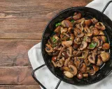 Funghi in padella, dorati e profumati, pronti per essere gustati. Un contorno semplice e saporito.