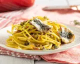 Un piatto di pasta con le sarde, un classico della cucina siciliana. Una ricetta pasta con le sarde semplice e gustosa, perfetta per un pranzo veloce.