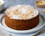 Torta soffice con farina di mandorle, guarnita con pinoli e zucchero a velo. Perfetta per ogni occasione.