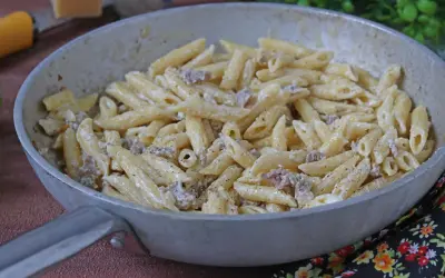 Penne cremose con salsiccia e pepe, un piatto di pasta alla norcina pronto per essere gustato.
