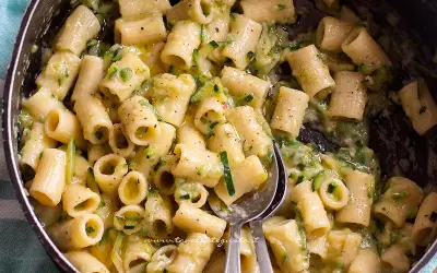 Primo piatto cremoso di pasta con zucchine, condita con un sugo leggero e saporito.