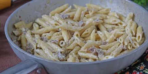 Penne cremose con salsiccia e pepe, un piatto di pasta alla norcina pronto per essere gustato.