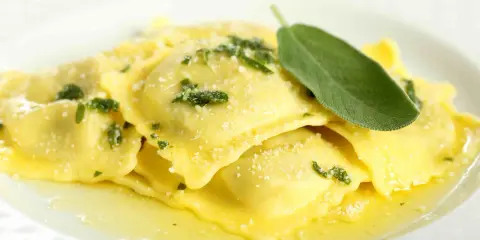 Tortellini ripieni, conditi con burro fuso, salvia fresca e una spolverata di parmigiano. Un piatto semplice ma delizioso.