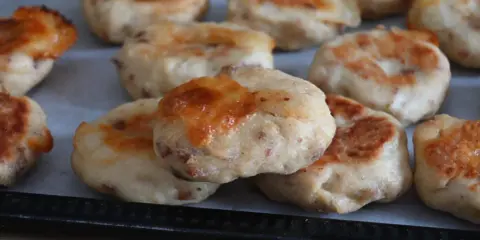 Polpette di pollo dorate e gustose, pronte per essere gustate.
