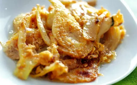 Finoçchi gratinati al forno, un piatto che profuma di casa, servito con un cucchiaio d'argento.