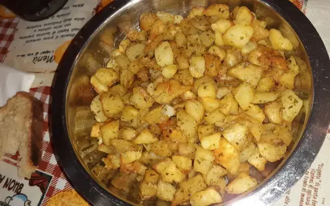 Patate arrosto dorate e profumate, un classico per ogni ricetta con patate. Perfette da gustare con pane fresco.