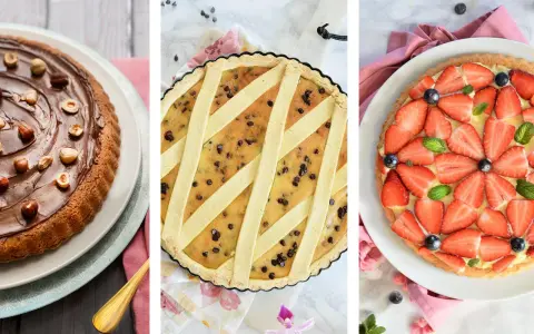 Tre deliziose crostate senza glutine: una al cioccolato e nocciole, una con gocce di cioccolato e crema, e una con fragole fresche e crema.