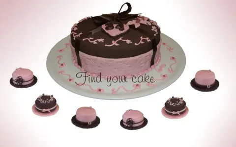 Torta centrale marrone e rosa con decorazioni in pasta di zucchero, circondata da mini-torte.