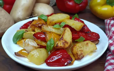 Peperoni e patate croccanti cotti in friggitrice ad aria, guarniti con basilico fresco.