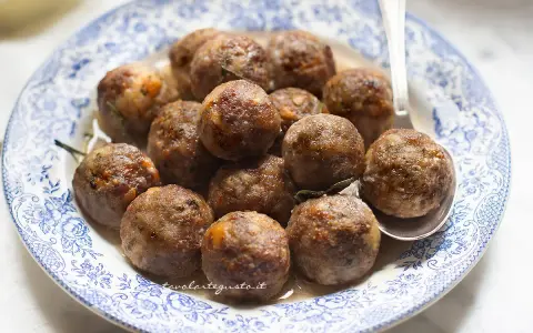 Polpette dorate e succulente in friggitrice ad aria, servite su un piatto decorato.