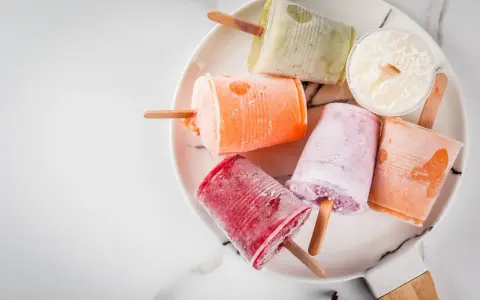 Variopinti ghiaccioli di frutta frullata senza zucchero, un'esplosione di gusto fresco e naturale.