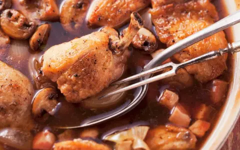 Succulento pollo alla birra con funghi e cipolle, pronto per essere servito.