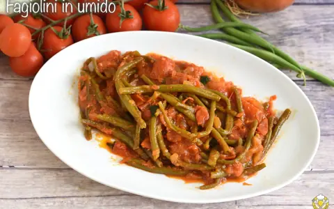 Un piatto di fagiolini in umido, succulenti e saporiti, con pomodoro e cipolla. Un contorno semplice e gustoso.