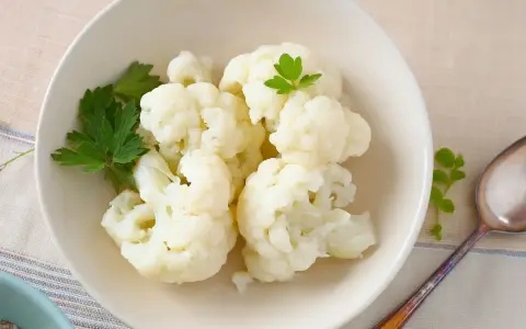 Cavolfiore bollito, tenero e profumato, pronto per essere gustato. Un contorno semplice e salutare.