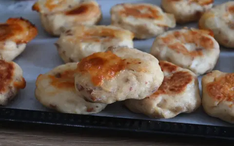 Polpette di pollo dorate e gustose, pronte per essere gustate.