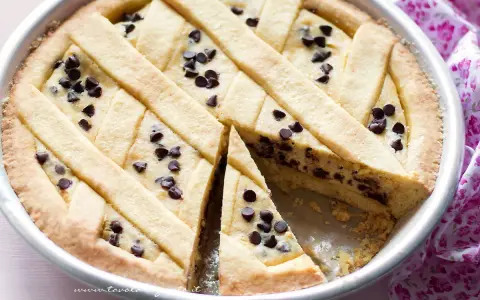 Deliziosa crostata di ricotta con gocce di cioccolato, un classico intramontabile per ogni occasione.