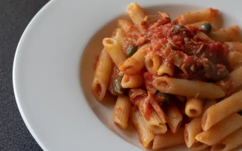 Penne al sugo di tonno e pomodorini, un piatto semplice e gustoso, pronto per essere assaporato.