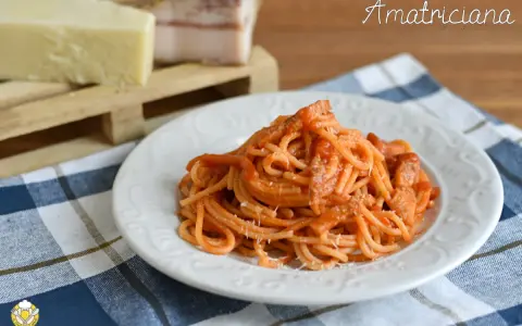 Un piatto di spaghetti all'amatriciana ricetta originale di Amatrice, con guanciale e pecorino.