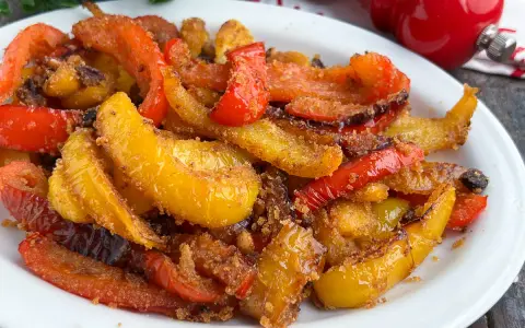 Un piatto invitante di peperoni ammollicati siciliani, colorati e saporiti, pronti per essere gustati.