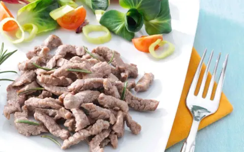 Straccetti di vitello teneri e saporiti, guarniti con rosmarino, accompagnati da un'insalata fresca con pomodorini e cipolla.