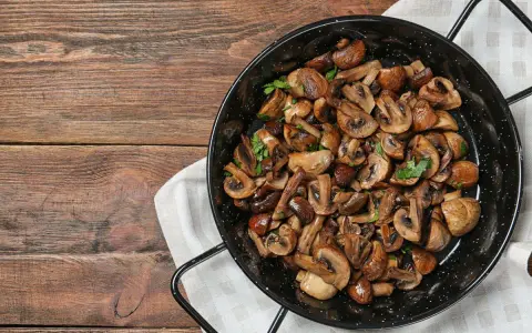 Funghi in padella, dorati e profumati, pronti per essere gustati. Un contorno semplice e saporito.