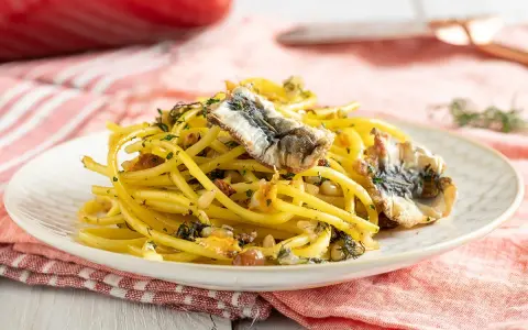 Un piatto di pasta con le sarde, un classico della cucina siciliana. Una ricetta pasta con le sarde semplice e gustosa, perfetta per un pranzo veloce.