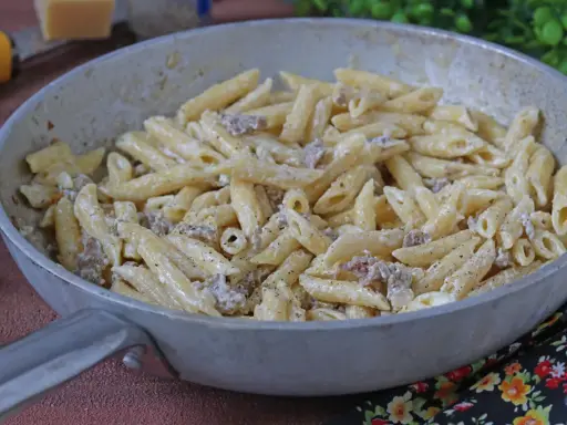 Penne cremose con salsiccia e pepe, un piatto di pasta alla norcina pronto per essere gustato.