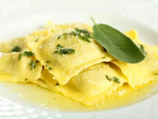 Tortellini ripieni, conditi con burro fuso, salvia fresca e una spolverata di parmigiano. Un piatto semplice ma delizioso.