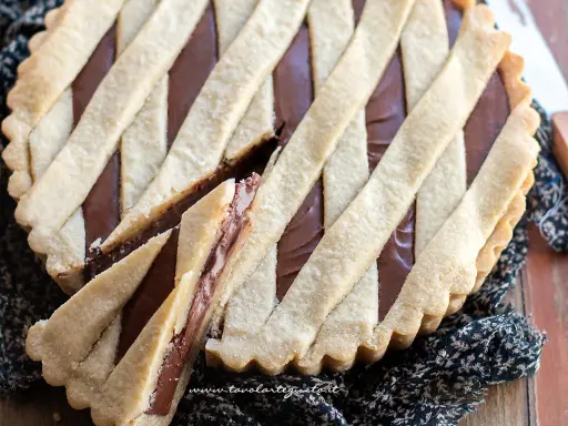 Deliziosa crostata alla Nutella con una griglia di pasta frolla dorata e un ripieno cremoso e invitante.