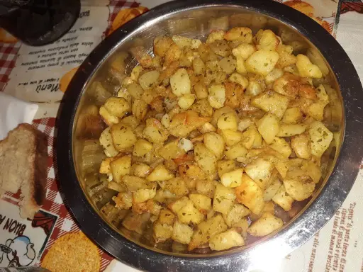 Patate arrosto dorate e profumate, un classico per ogni ricetta con patate. Perfette da gustare con pane fresco.