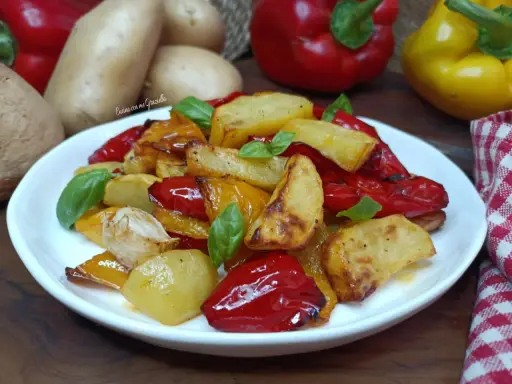 Peperoni e patate croccanti cotti in friggitrice ad aria, guarniti con basilico fresco.