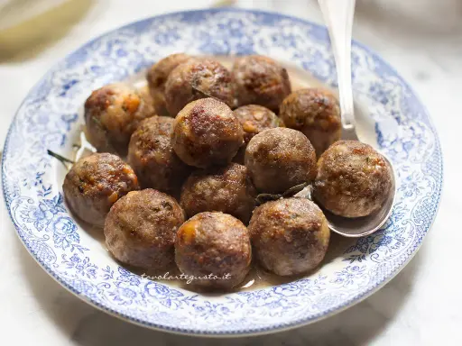 Polpette dorate e succulente in friggitrice ad aria, servite su un piatto decorato.