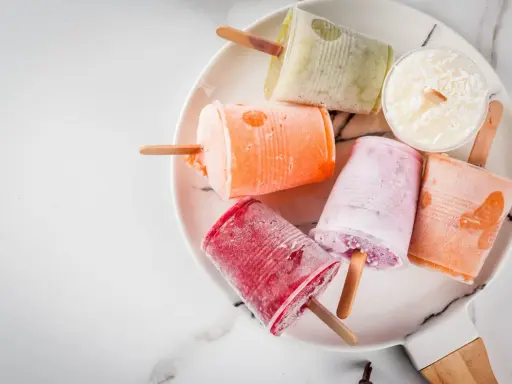 Variopinti ghiaccioli di frutta frullata senza zucchero, un'esplosione di gusto fresco e naturale.