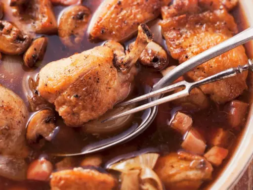 Succulento pollo alla birra con funghi e cipolle, pronto per essere servito.