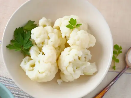 Cavolfiore bollito, tenero e profumato, pronto per essere gustato. Un contorno semplice e salutare.