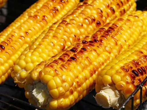 Pannocchie dorate e leggermente abbrustolite, pronte per essere gustate, cucinate alla perfezione nella friggitrice ad aria.