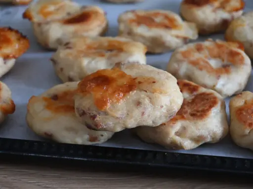 Polpette di pollo dorate e gustose, pronte per essere gustate.