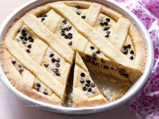 Deliziosa crostata di ricotta con gocce di cioccolato, un classico intramontabile per ogni occasione.