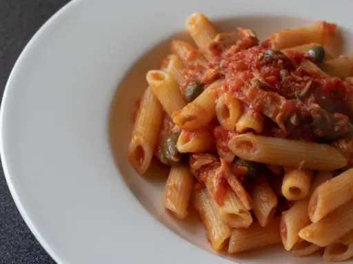 Penne al sugo di tonno e pomodorini, un piatto semplice e gustoso, pronto per essere assaporato.