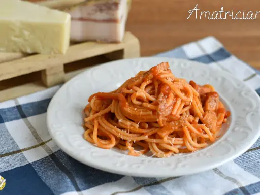 Un piatto di spaghetti all'amatriciana ricetta originale di Amatrice, con guanciale e pecorino.