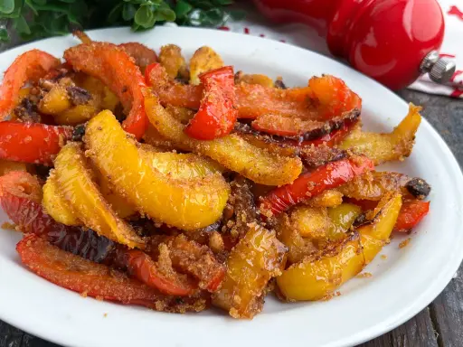 Un piatto invitante di peperoni ammollicati siciliani, colorati e saporiti, pronti per essere gustati.