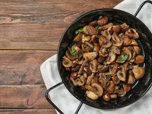 Funghi in padella, dorati e profumati, pronti per essere gustati. Un contorno semplice e saporito.