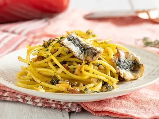 Un piatto di pasta con le sarde, un classico della cucina siciliana. Una ricetta pasta con le sarde semplice e gustosa, perfetta per un pranzo veloce.