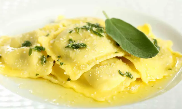 Tortellini ripieni, conditi con burro fuso, salvia fresca e una spolverata di parmigiano. Un piatto semplice ma delizioso.