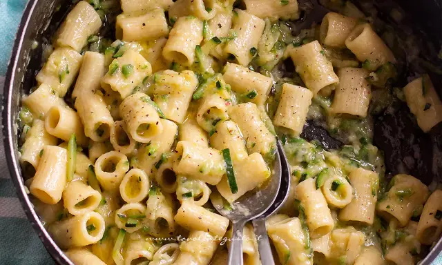 Primo piatto cremoso di pasta con zucchine, condita con un sugo leggero e saporito.