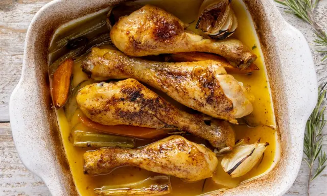 Fusi di pollo dorati e succulenti, cotti in friggitrice ad aria con carote, cipolle e sedano, immersi in un sughetto saporito.