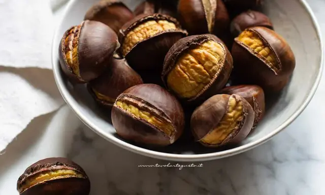 Castagne perfette cotte in friggitrice ad aria, pronte per essere gustate.
