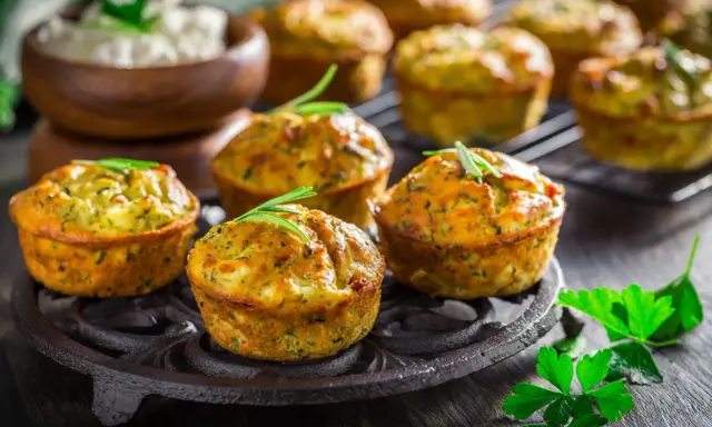 Tortini di zucchine grattugiate dorati e profumati, guarniti con rosmarino, pronti per essere gustati.